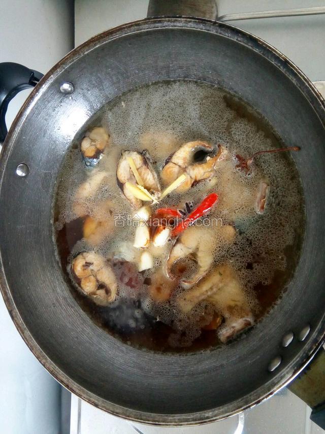 倒入炒菜锅，加料酒，生抽，老抽，豆瓣酱，葱姜蒜，辣椒，清水