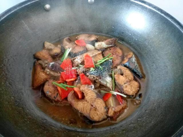 汤汁浓稠时，加红辣椒，盐，糖，葱，一点醋调味