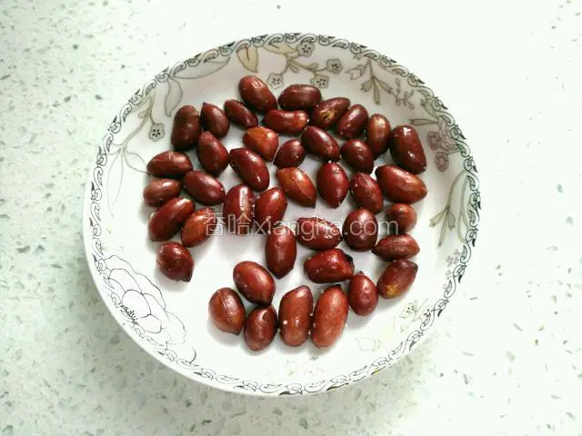 备熟花生米。