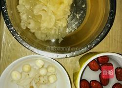 红枣银耳莲子羹的做法图解1