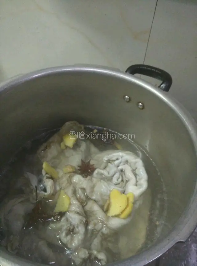 锅里的水烧开以后放入羊肚，加入料酒。再烧开，用勺子，撇去上面的浮沫。
然后加入，盐，八角 生姜，红椒干，香叶，花椒，草果，大葱段。