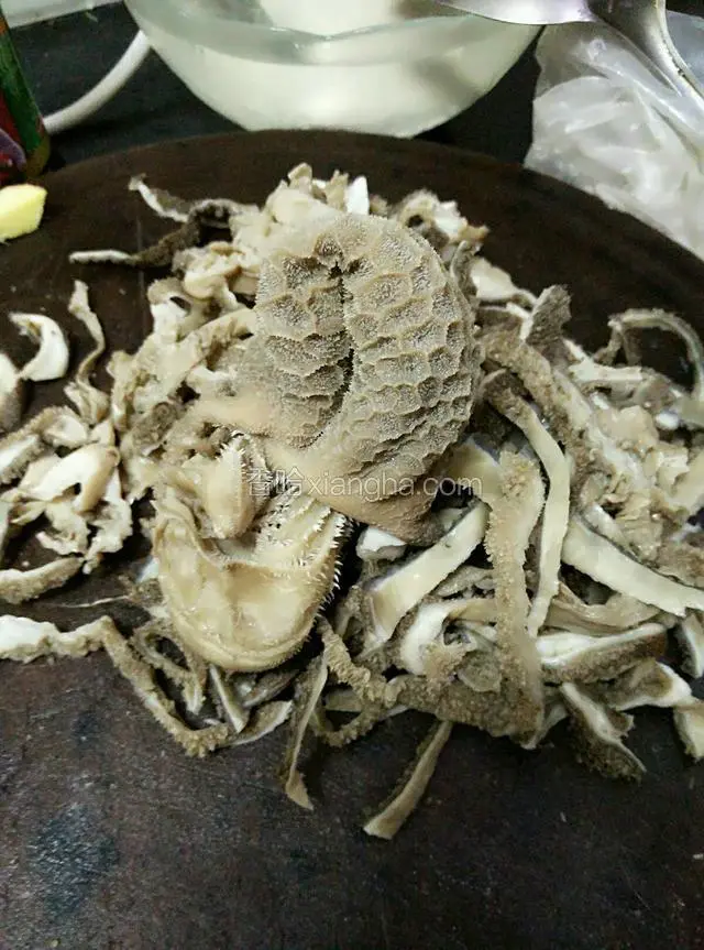 全部切完以后，可以留一半拿去烧菜。
拿一半，放进一个大碗里加入，生抽，鸡精香菜，芝麻油拌均匀。