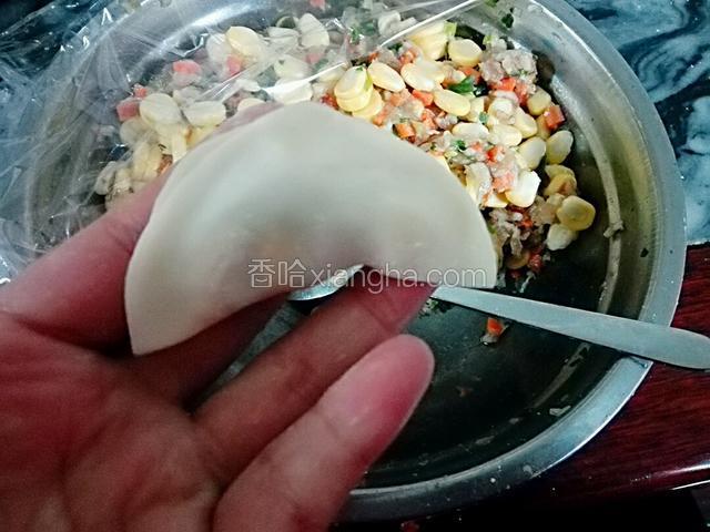 然后用力把饺子黏起来