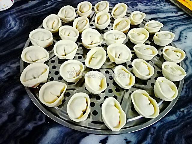 架子上刷上一层油，然后把包好的饺放上去