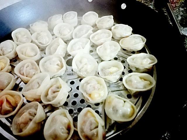 蒸好的饺子，可以吃了