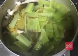 Illustration of how to make pickled fish in open stove 7