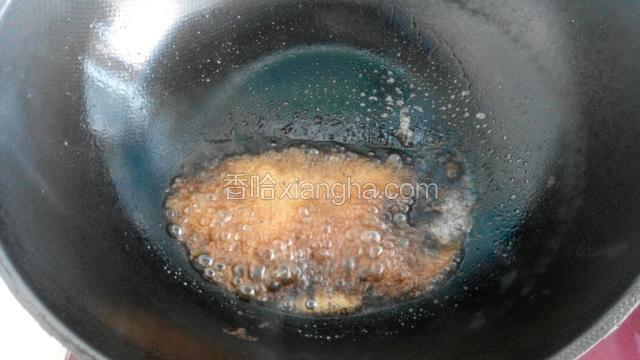 再把蒸鱼豉油倒入锅中，少添一点水烧开后淋在鱼身上即可。