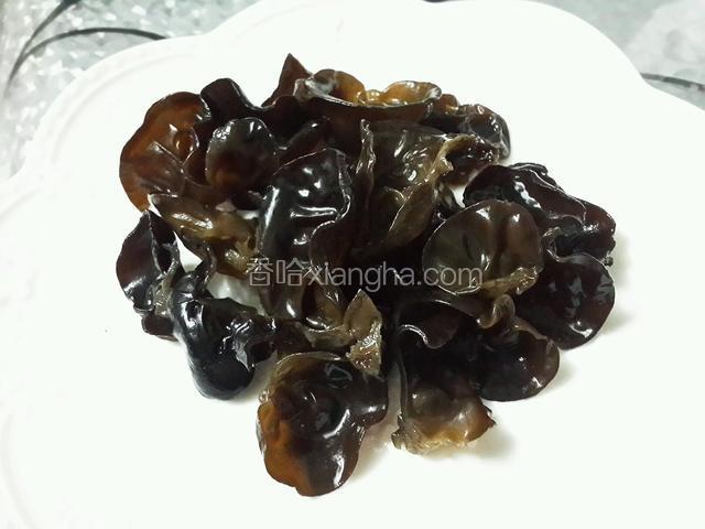 木耳用温水泡发15分钟左右，洗净去根蒂，切上合适大小