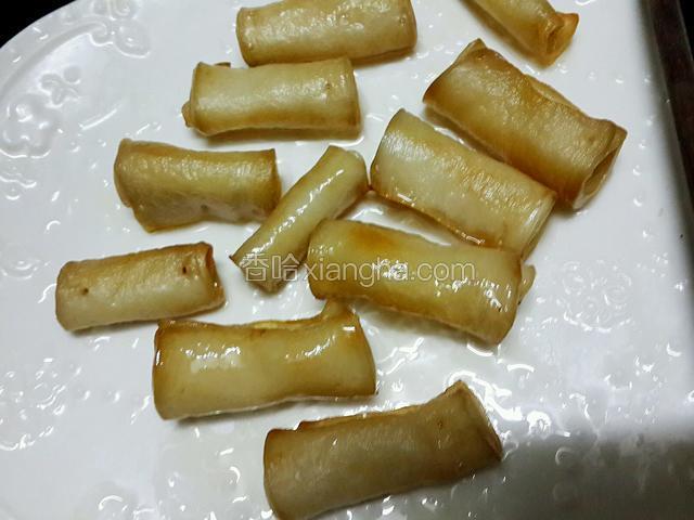杏鲍菇卷炸成微黄色，拔掉牙签后成形了便可上锅