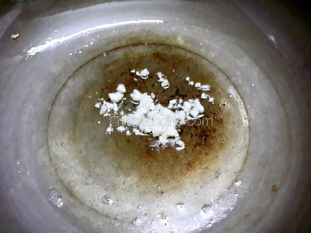 锅里留余油，放蒜蓉煸香