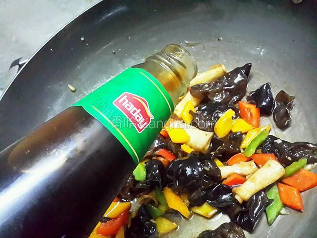 再把炸好的杏鲍菇卷倒下锅，加蚝油下去一齐将所有材料炒匀