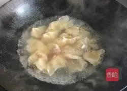 Illustration of how to make egg skin and seaweed small wontons 8