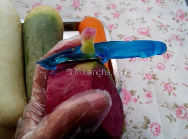 萝卜全部用刮刀削皮。