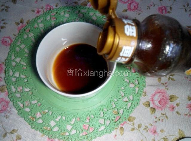 碗中倒入生抽、醋、芝麻油。