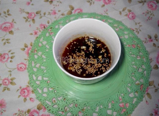 加入盐、鸡精、蒜粒、熟芝麻。