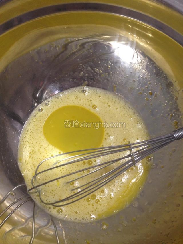 倒入玉米油，搅拌均匀