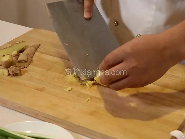 姜拍成蓉。