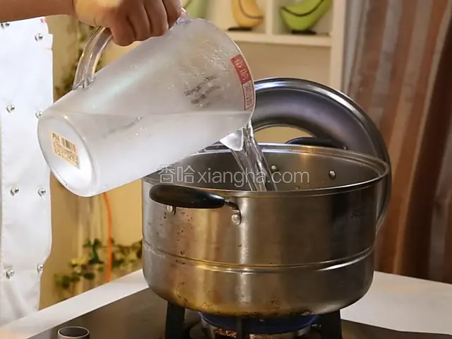 在锅中倒入冷水，水量能没过鸡为准。