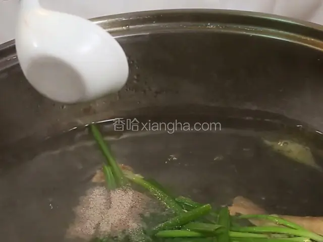 加入姜，葱，盐15克，胡椒粉4克，大火烧开。