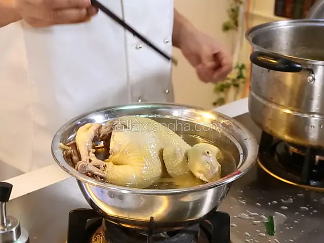 准备一盆冰水，把鸡捞出泡在冰水里10分钟。