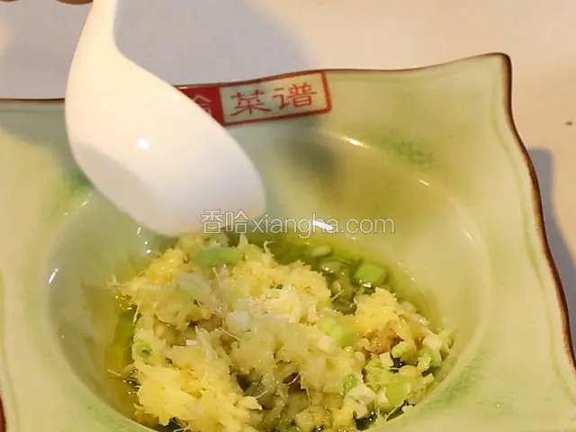 加盐5克，鸡粉10克，胡椒粉1克，搅拌均匀。