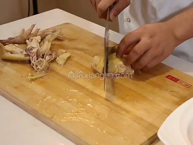 把凉了的鸡斩块装盘，浇上刚才制作好的油汁料。