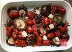 香菇粉皮参鸡汤煲的做法图解2