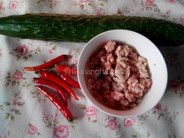 准备食材：黄瓜、红辣椒、猪肉末。