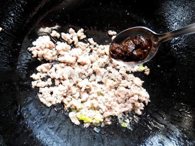 加一勺豆瓣酱。