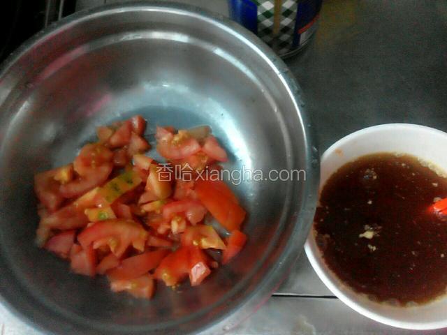 切好番茄，调半碗汁（蚝油少许，鸡精少许，适量的盐加半碗水调成汁）