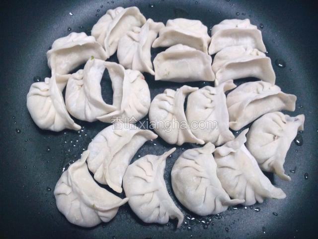 把饺子排入锅内。