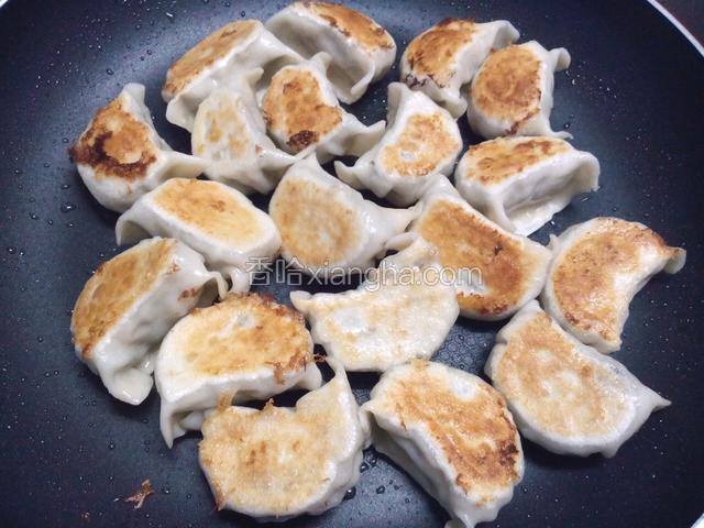 用筷子帮饺子翻身，把皱折那面也煎一下微黄。