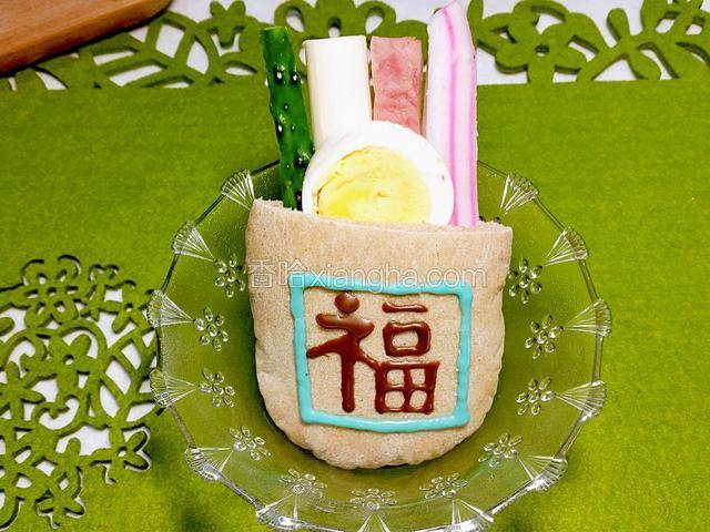 放入饀料，全麥口袋餅完成了，請享用