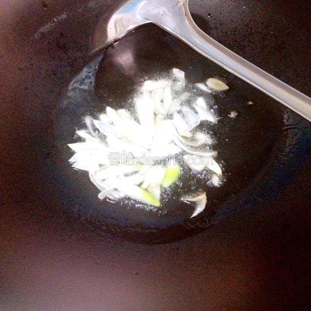 锅中放入食用油，油温六成热时放入葱蒜片炒香