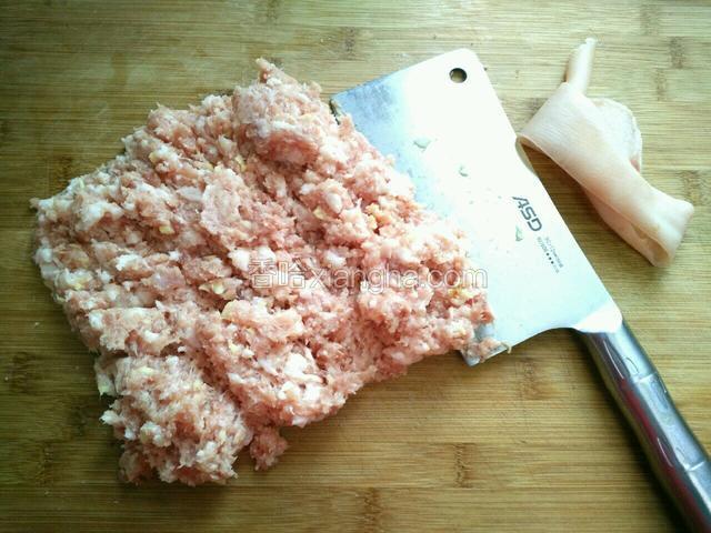 肉去皮后，和姜一起剁碎。