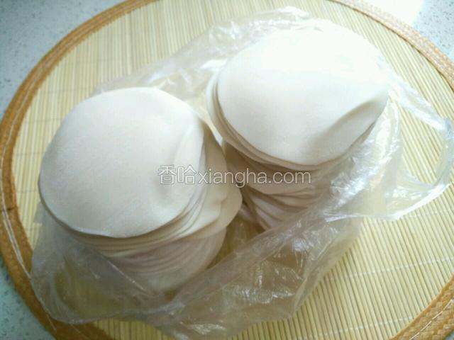 备饺子皮。