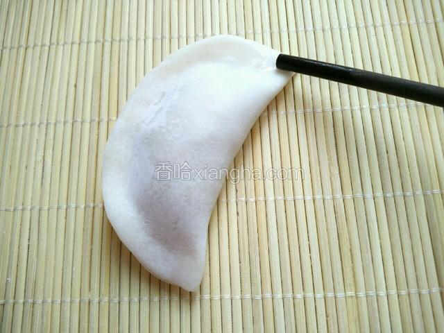 对折捏紧，筷子沾湿水点在(筷子)指着的位置。
