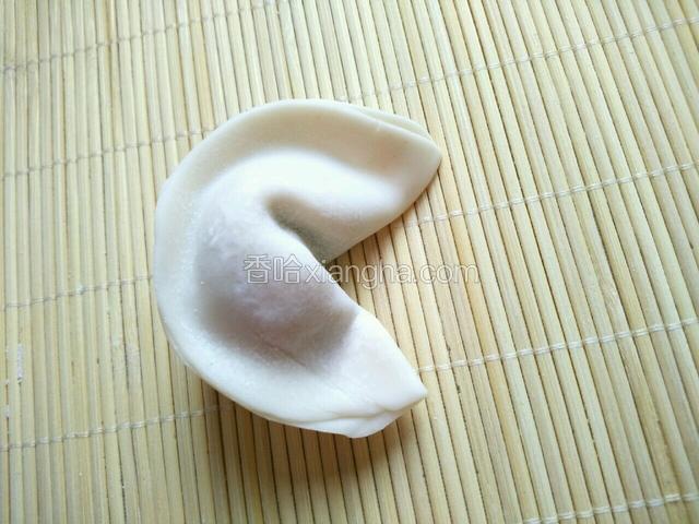 饺子馅内凹。