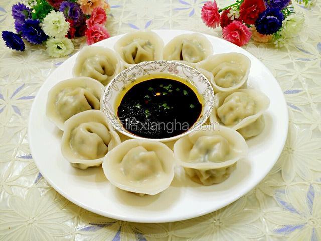 饺子捞出后、码入盘、即食。