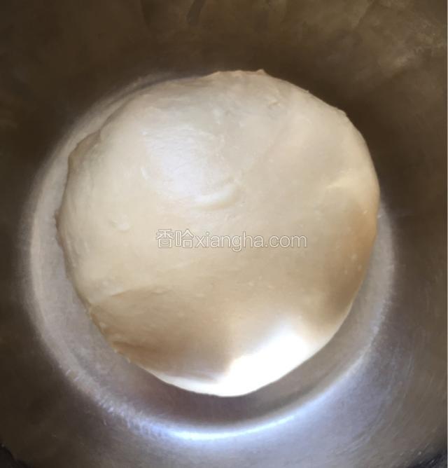 将除玉米油以外的全部材料，按照先液体后粉类，最后到酵母粉的顺序，倒入面包机，揉成光滑面团，再倒入玉米油揉至完全阶段；放入盆中进行一发；