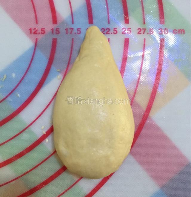 取一份面团揉成水滴状；