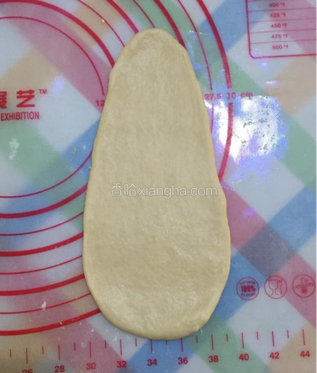 用擀面杖擀开；