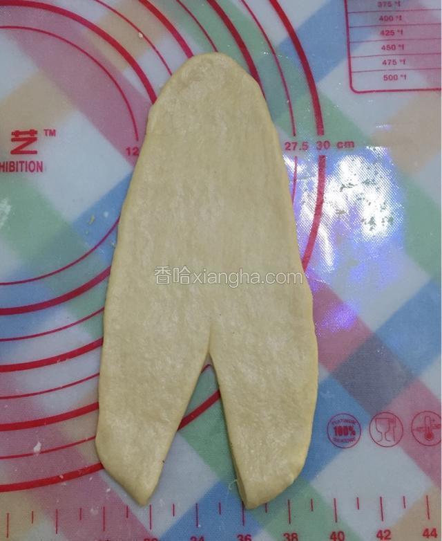 用刀从宽面切一刀；