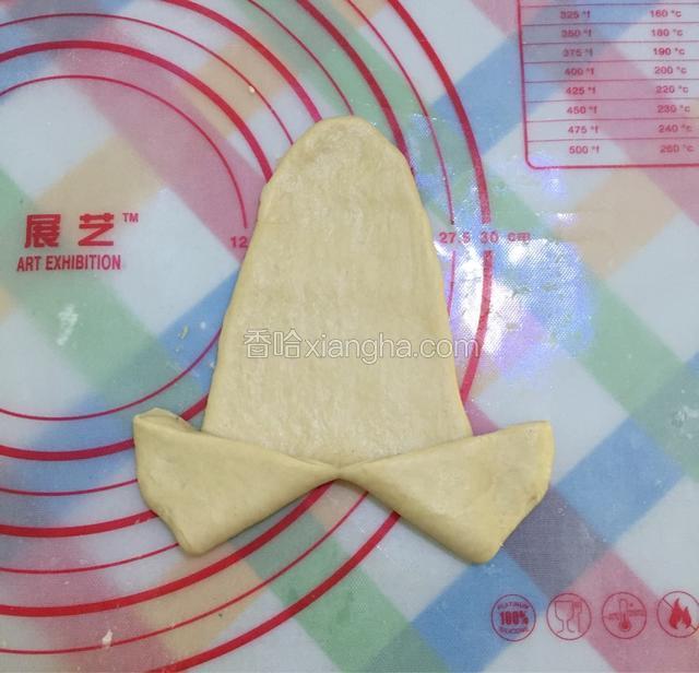 把两个角向上卷起；