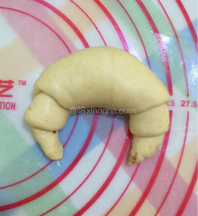 卷起来看，像牛角吧？