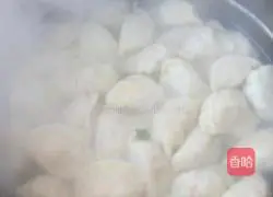 Illustration of how to make dumplings filled with zucchini, radish and egg filling 8