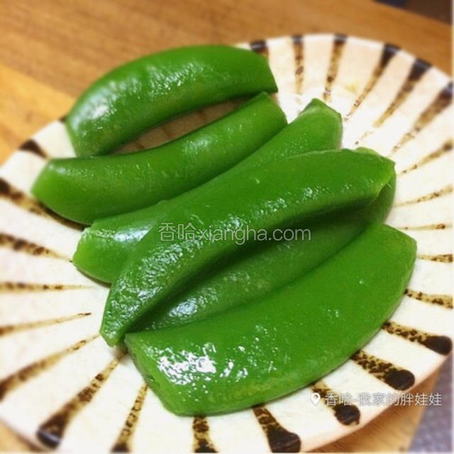 捞出绰好的嫩豌豆荚备用