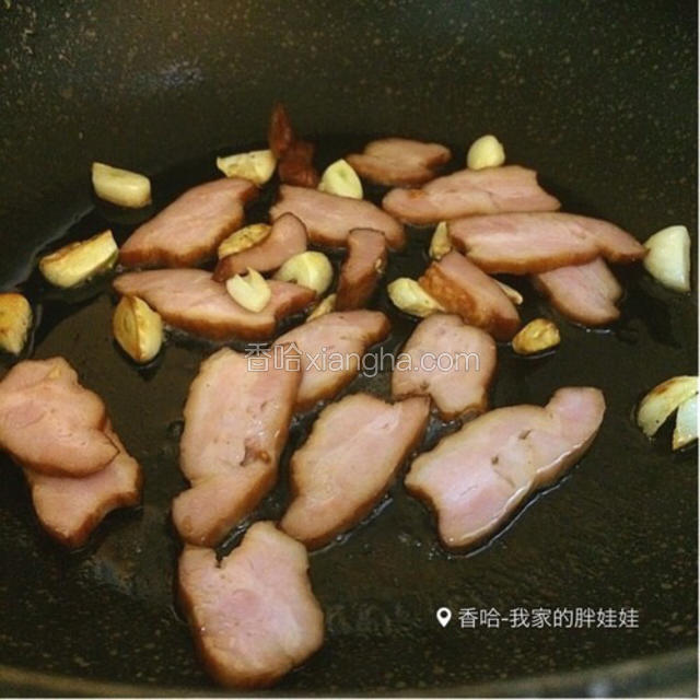 放培根下锅炒出香味