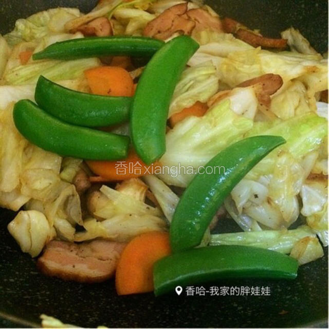 蔬菜炒熟后加入绰好水的豌豆荚入锅，翻炒几下