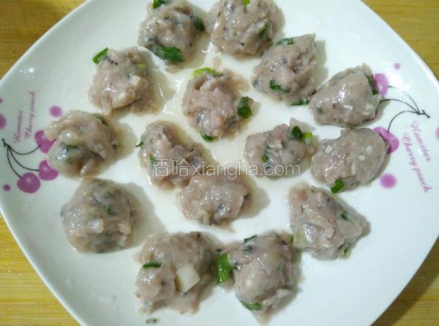 盘子抹一层食用油、用勺子把鱼肉做成丸子(勺子也要抹一层油、免的粘勺子)